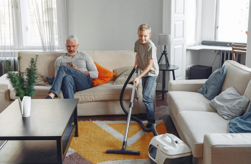 Creating a Weekly Home Cleaning Schedule